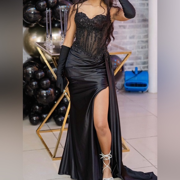 Elegant Black Evening Gown - Picture 3 of 3